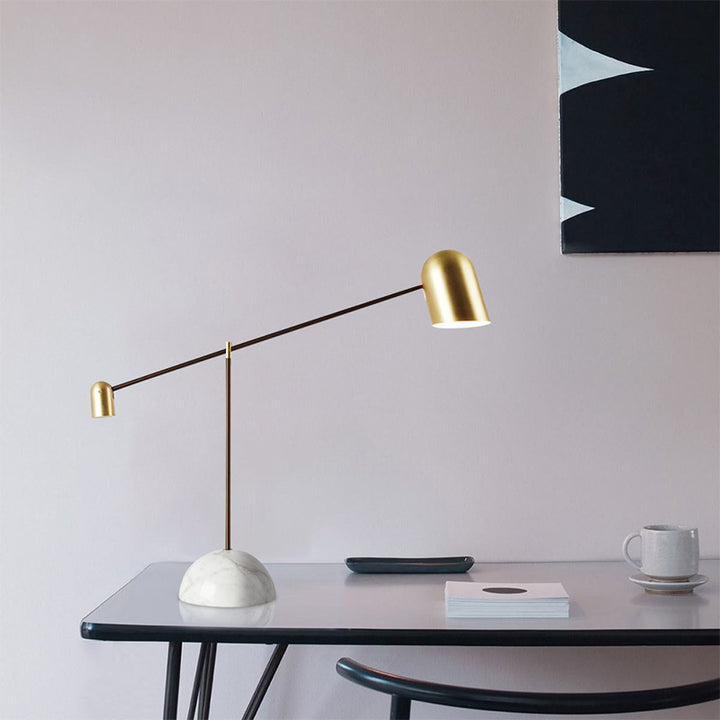 Verstellbare Stehlampe mit Marmorbasis