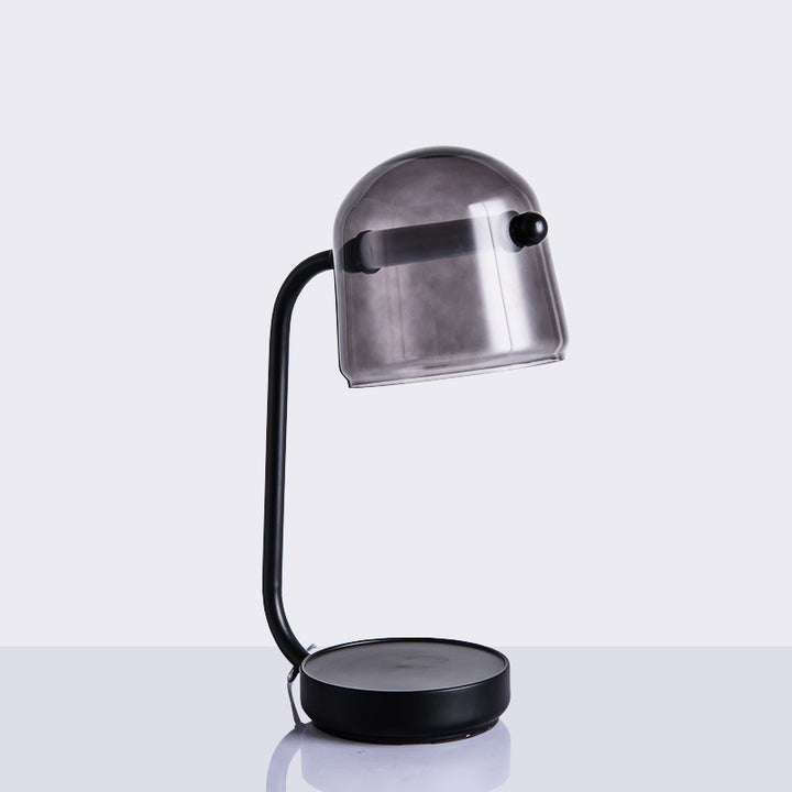 Moderne Tischlampe mit verstellbarem Schirm