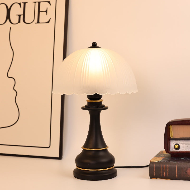 Vintage-inspirierte Glas-Schirm-Tischlampe