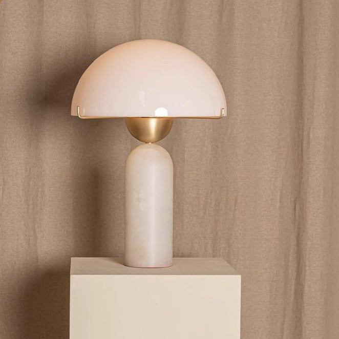 Zeitgenössische Tischlampe mit Kuppelschirm