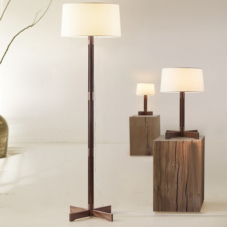 Elegante verstellbare Holzstehlampe