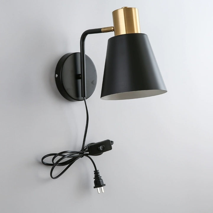 Drehbarer Kegel Wandlicht mit Messingstecker und runder Rückplatte