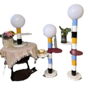 Moderne Multi-Funktions-Stehlampe mit integriertem Beistelltisch