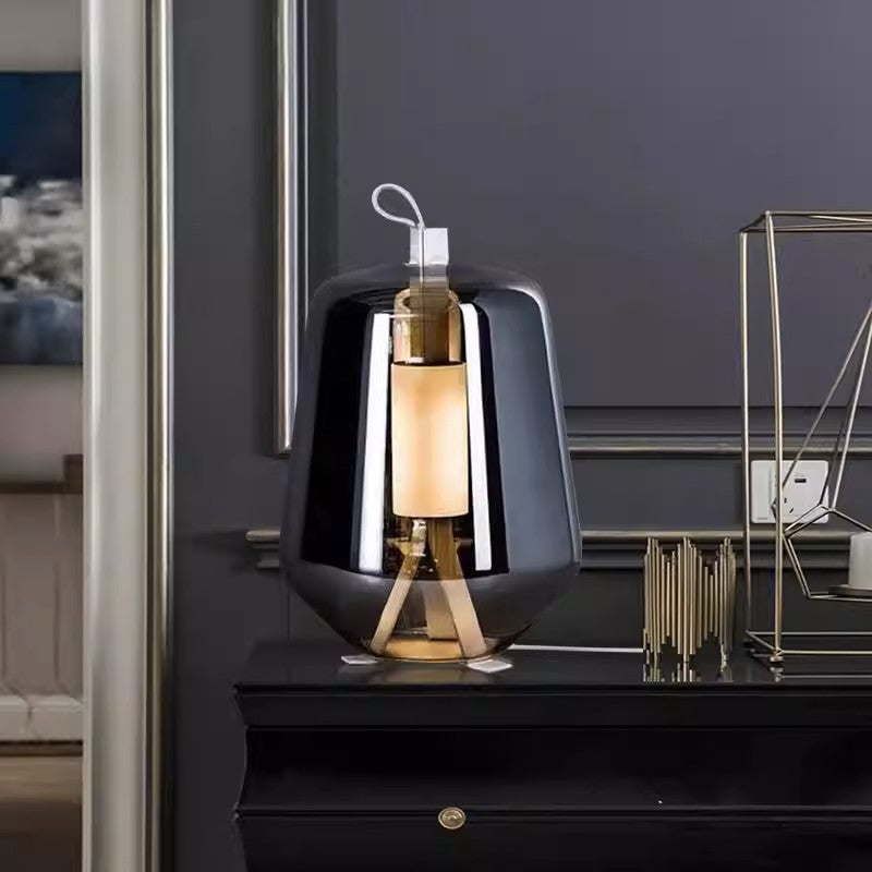 Moderne Tischlampe mit transparentem Glasschirm