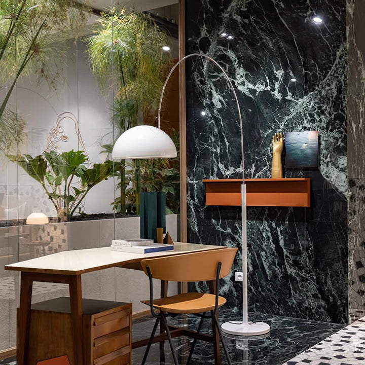 Bogenförmige moderne Stehlampe