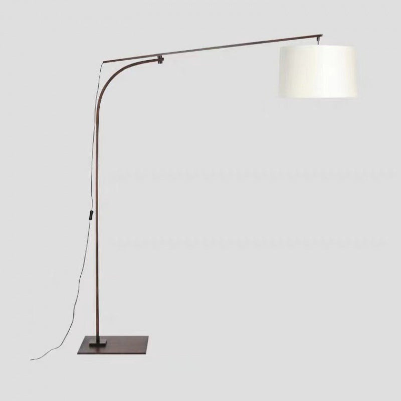 Verstellbare Bogenstehleuchte mit elegantem Schirm