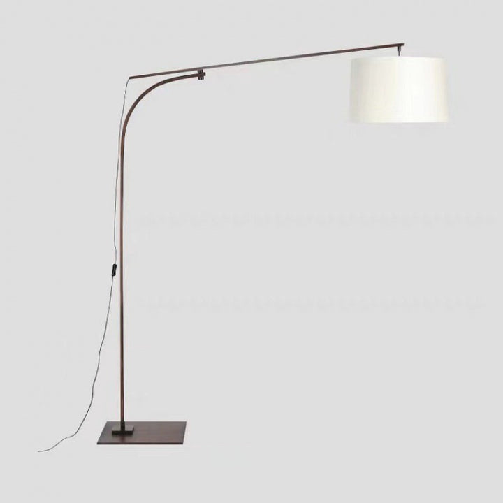 Verstellbare Bogenstehleuchte mit elegantem Schirm