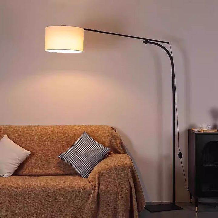 Verstellbare Bogenstehleuchte mit elegantem Schirm