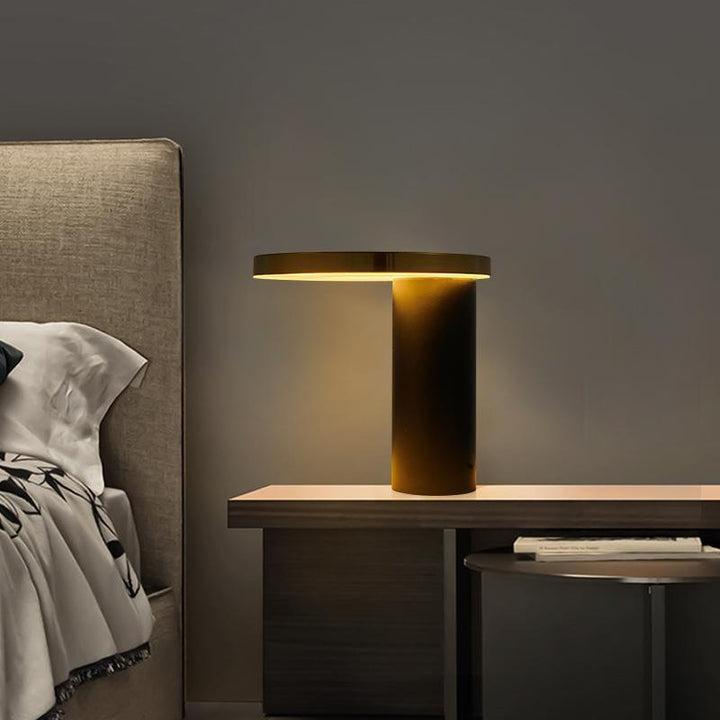 Minimalistische Tischlampe mit metallischem Akzent