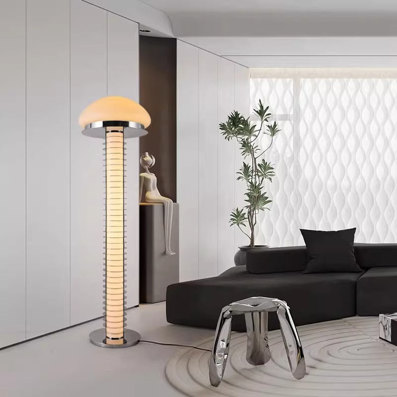 Moderne Tischlampe mit Kuppelschirm und schlankem Sockel