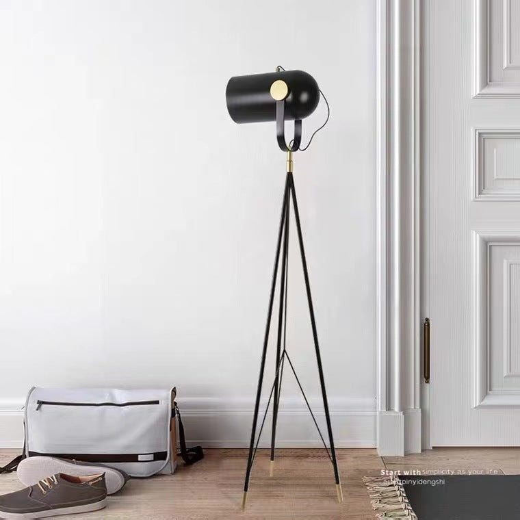 Moderne verstellbare Stehlampe mit Dreibeinbasis