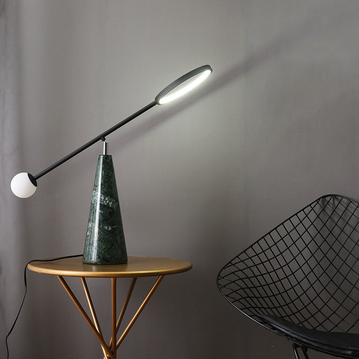 Moderne verstellbare Schreibtischlampe mit geometrischem Fuß