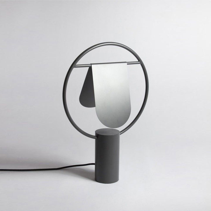 Künstlerische Tischlampe mit einzigartiger Silhouette