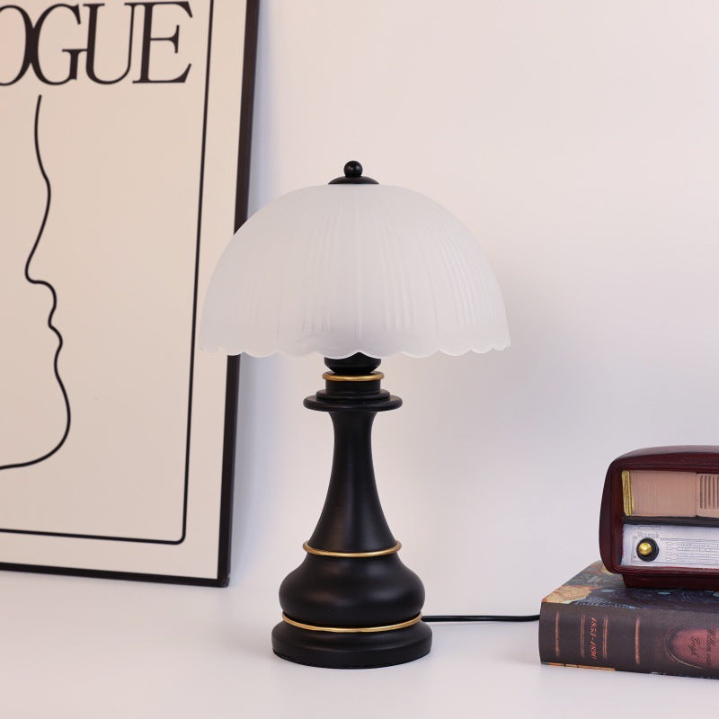 Vintage-inspirierte Glas-Schirm-Tischlampe