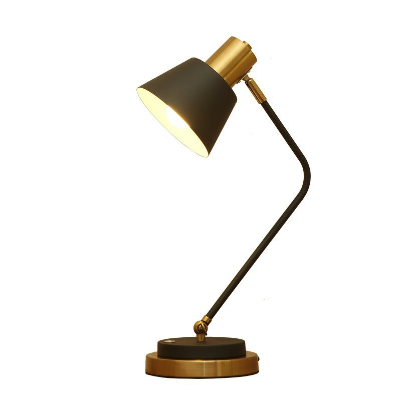 Verstellbare Metall-Schreibtischlampe mit schwenkbarem Arm und Messingakzenten