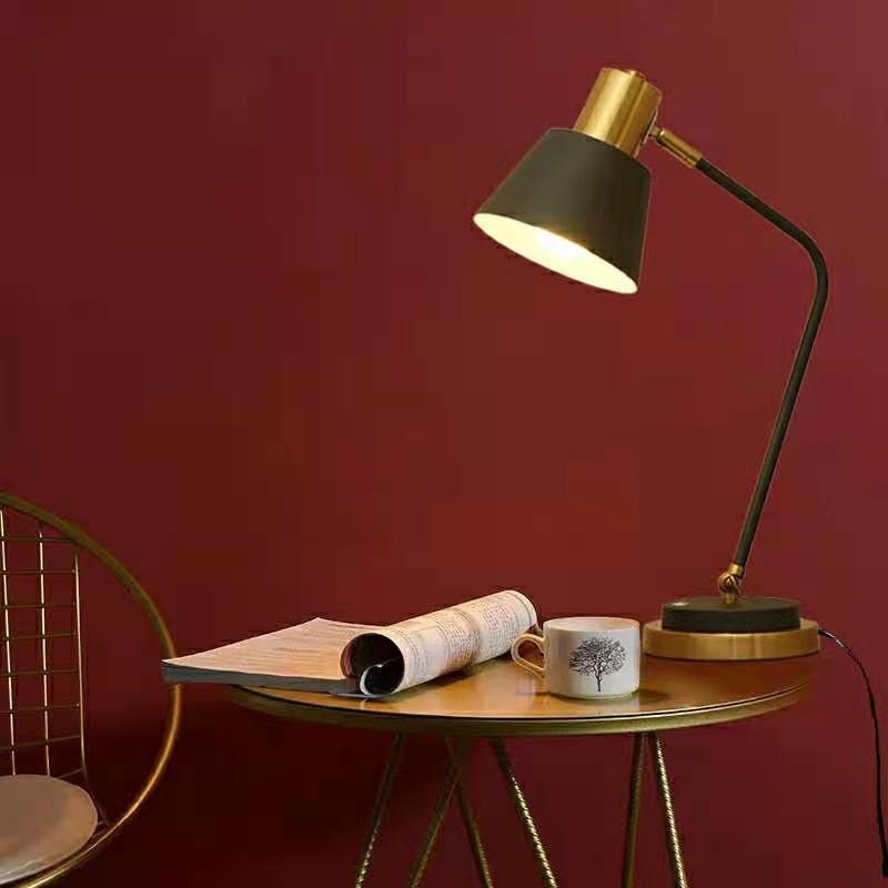 Verstellbare Metall-Schreibtischlampe mit schwenkbarem Arm und Messingakzenten