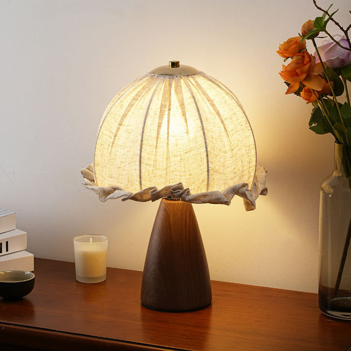 Handgefertigte Leinen-Rüschentischlampe mit Walnuss-Pyramidenbasis