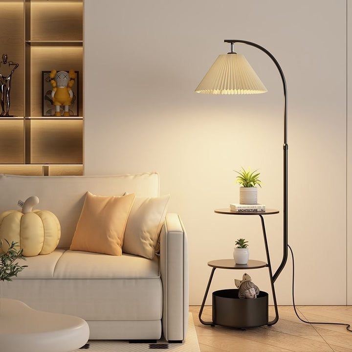 Moderne verstellbare Stehlampe mit integriertem Tisch