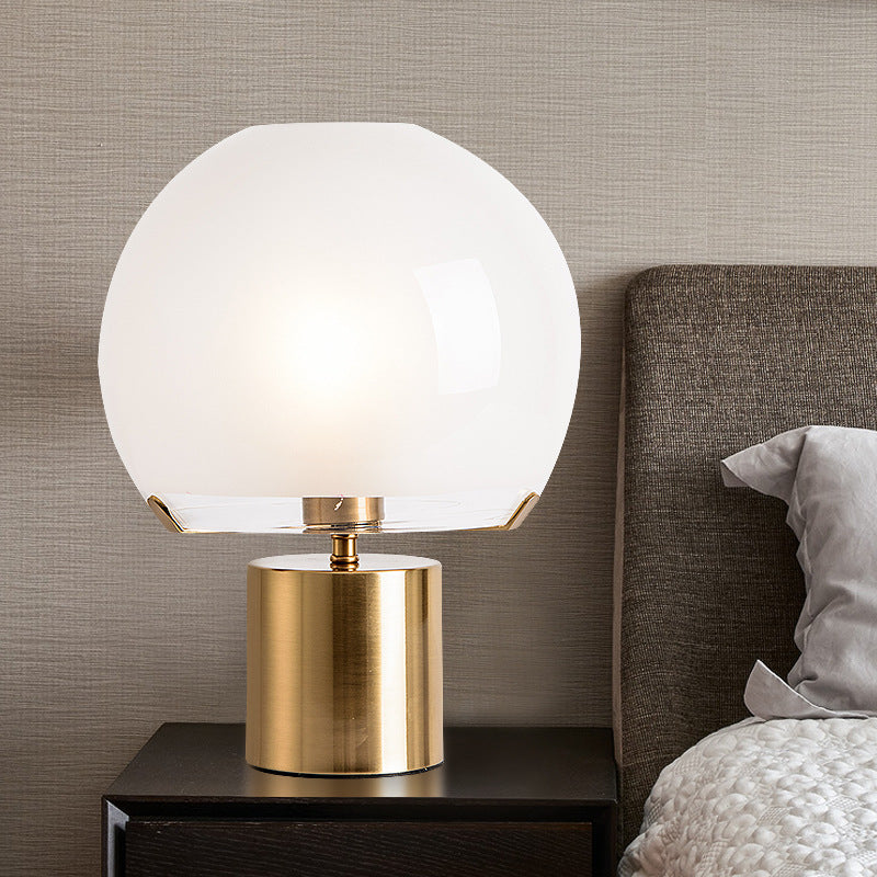 Moderne elegante Tischlampe mit goldenem Fuß
