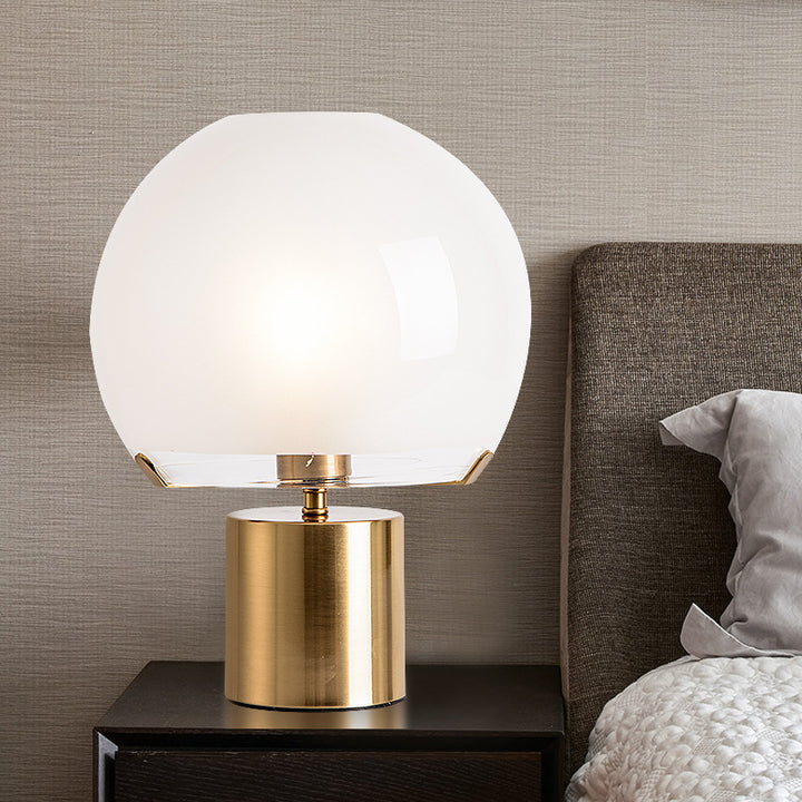 Moderne elegante Tischlampe mit goldenem Fuß