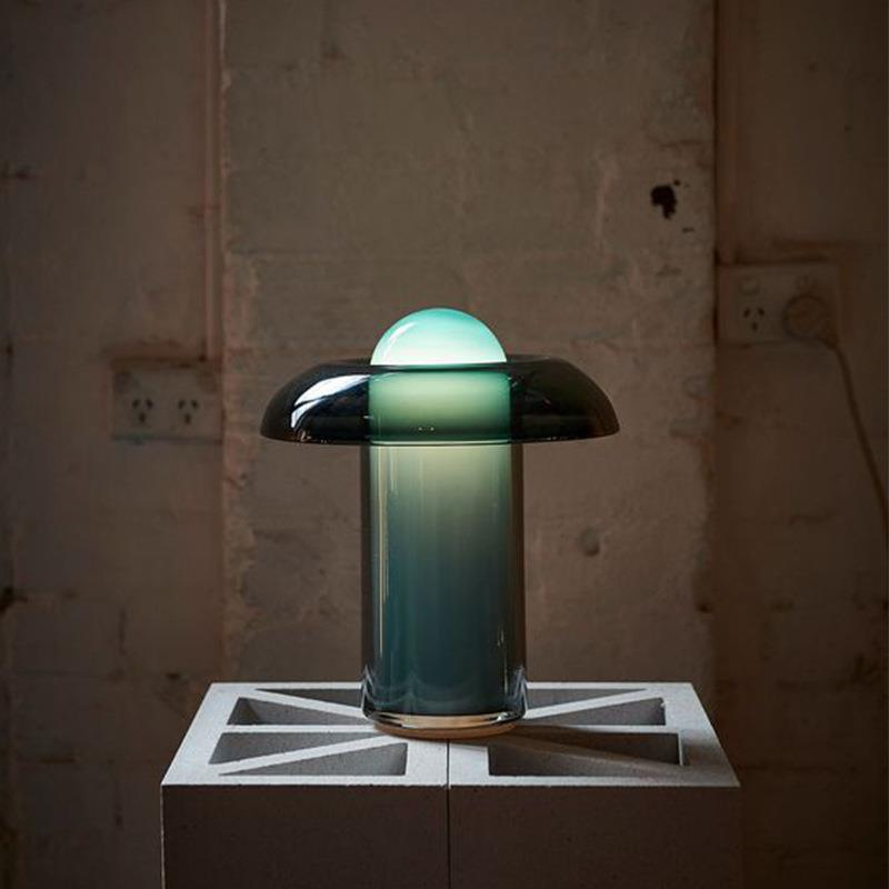 Moderne Tischlampe mit elegantem Glasschirm