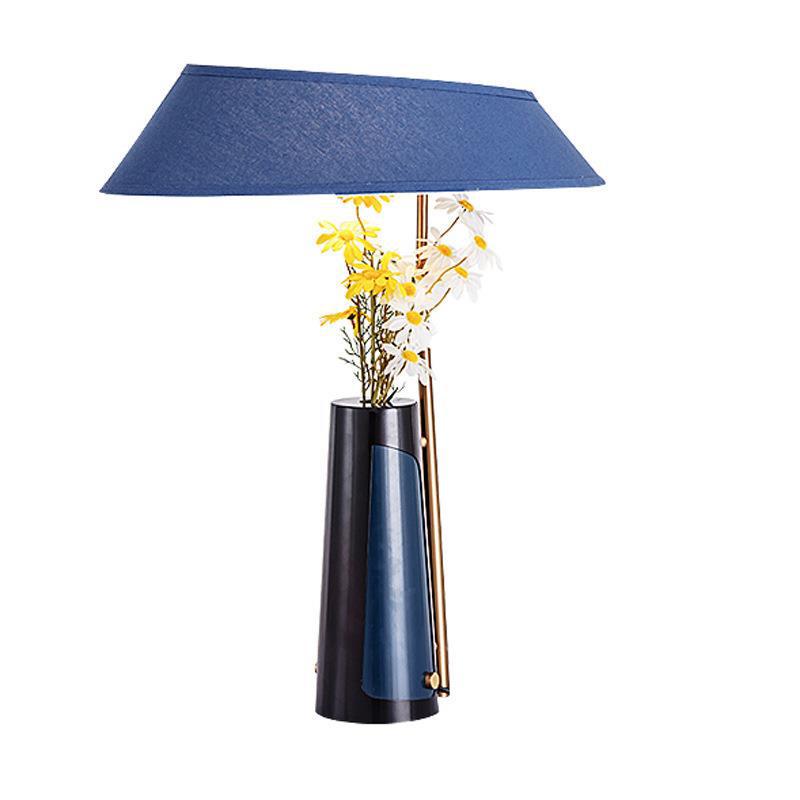 Dekorative Akzent-Tischlampe mit Blumenarrangement