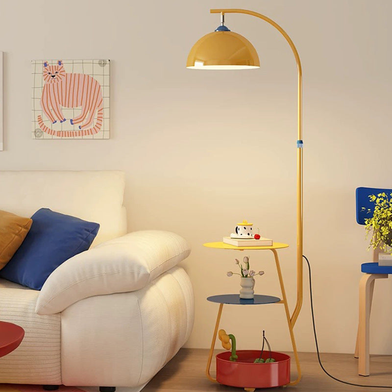 Künstlerische Bogen-Stehlampe mit integriertem Beistelltisch