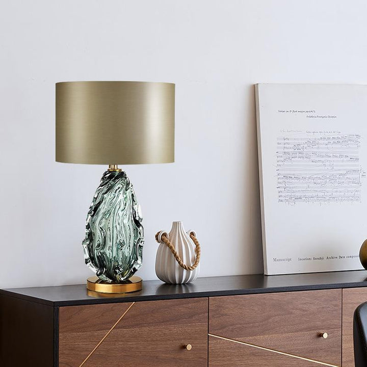 Texturierte Glas-Tischlampe mit elegantem Metallschirm