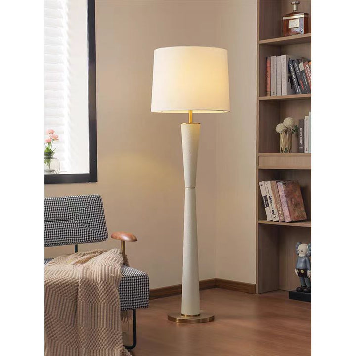 Moderne Minimalistische Stehlampe mit weichem Lichtschirm