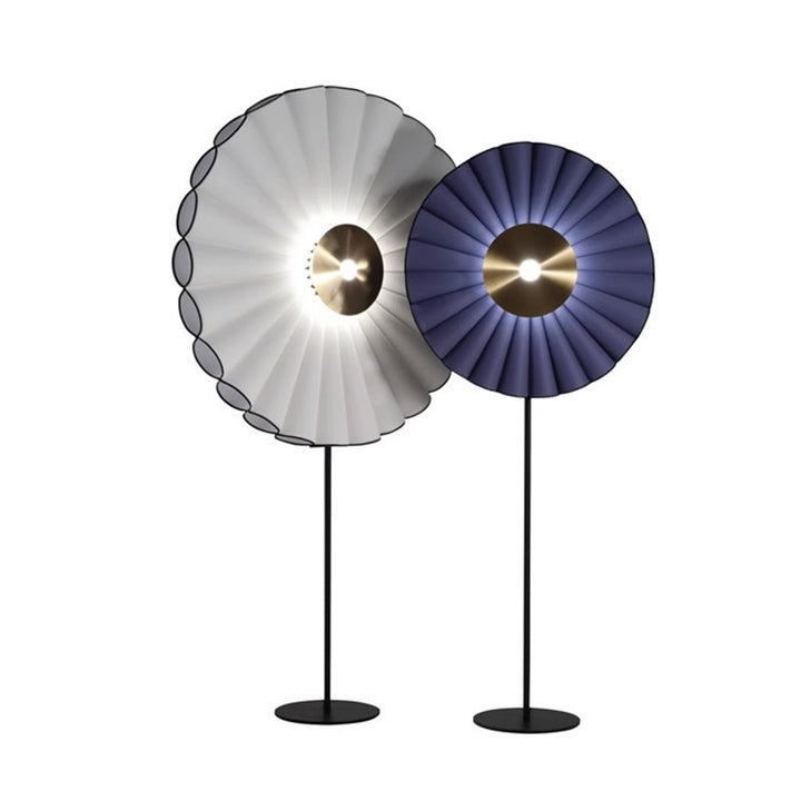 Elegante dekorative Stehlampe mit plissiertem Design