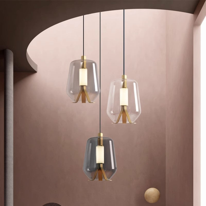 Moderne Tischlampe mit transparentem Glasschirm