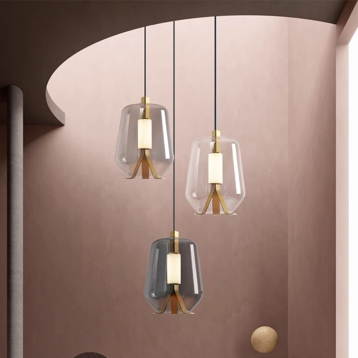 Moderne Tischlampe mit transparentem Glasschirm