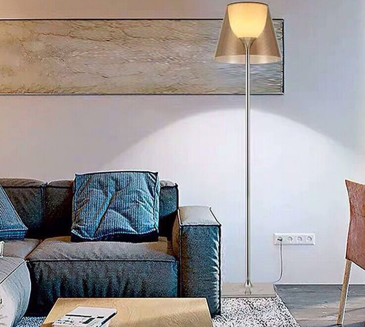 Moderne Minimalistische Stehlampe mit verstellbarem Schirm