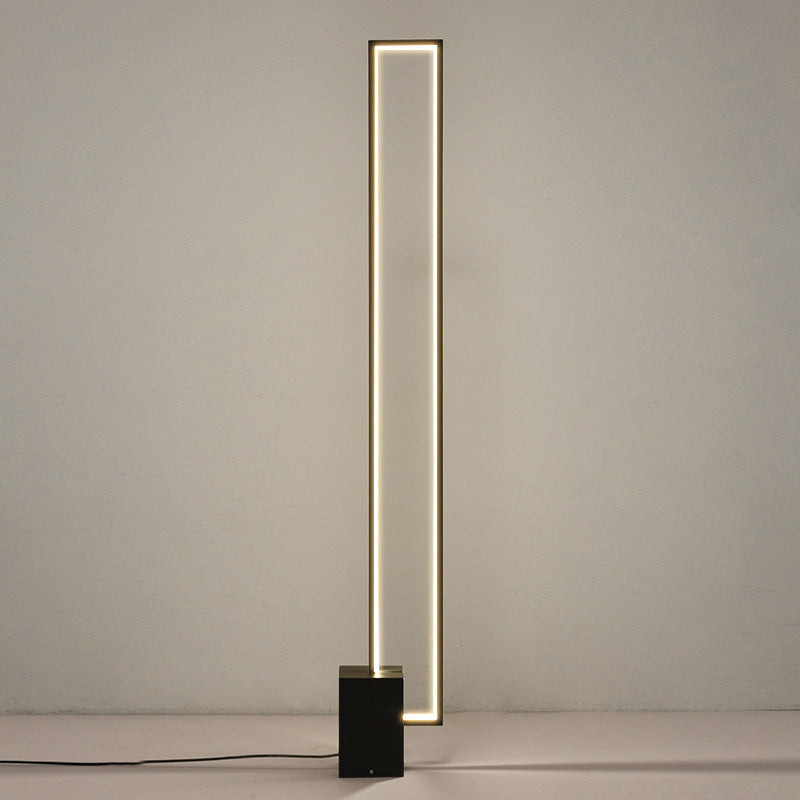 Minimalistische LED Stehlampe mit geometrischem Sockel