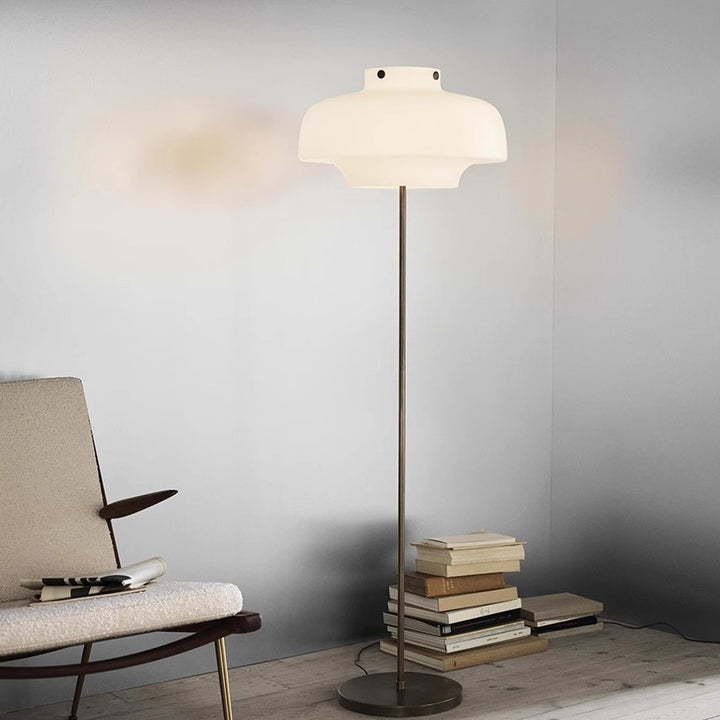 Zeitgenössische Tischlampe mit elegantem Opalglas-Schirm und vintage Messingfuß