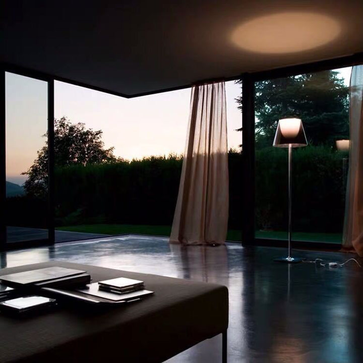 Moderne Minimalistische Stehlampe mit verstellbarem Schirm