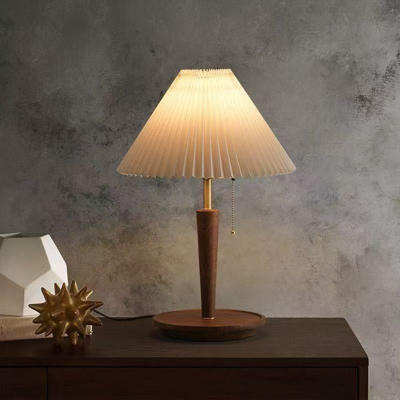 Elegante Tischlampe mit plissiertem Schirm