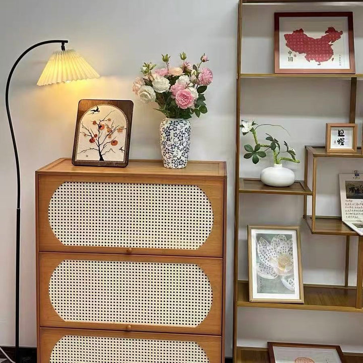 Moderne Stehlampe mit gefaltetem Schirm