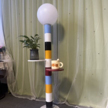 Moderne Multi-Funktions-Stehlampe mit integriertem Beistelltisch