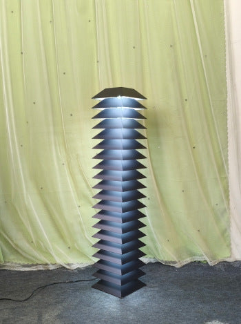Dekorative Stehlampe mit modernem geometrischem Design