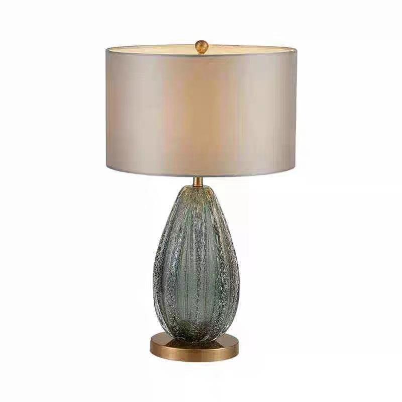 Texturierte Glas-Tischlampe mit elegantem Metallschirm
