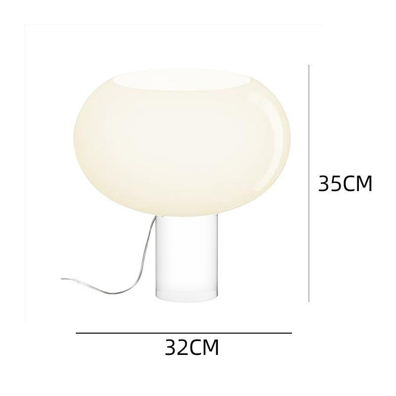 Moderne Tischlampe mit elegantem Globus-Schirm