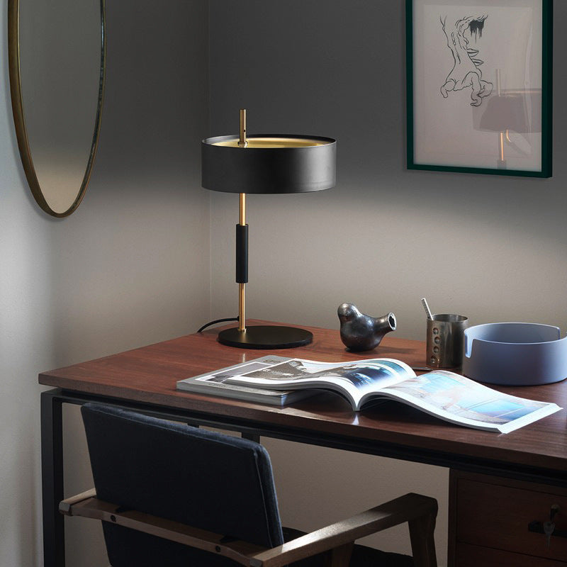 Zeitgenössische Tischlampe mit stilvollem Design