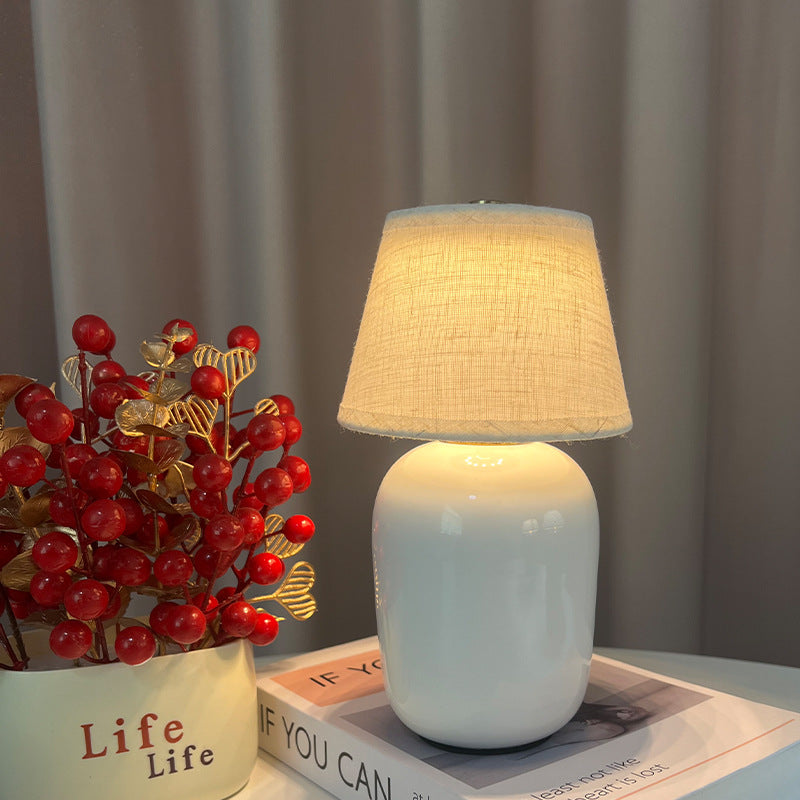 Keramische Nachttischlampe mit Leinen-Schatten