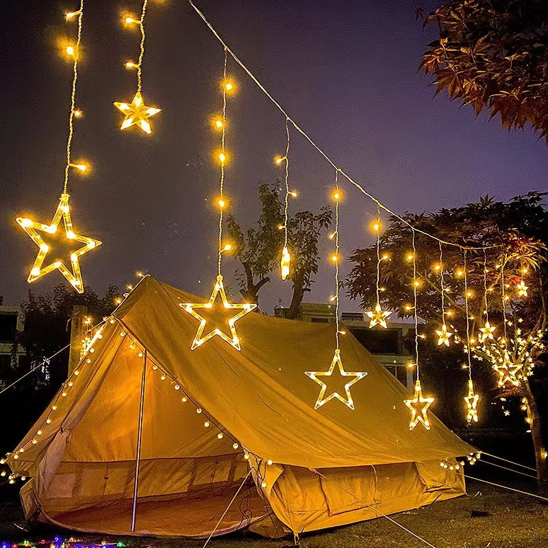 Festliche LED Vorhang Lichterkette mit hängendem Stern-Glockenbaum und Rentier-Ornamenten