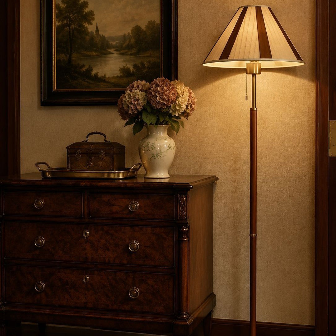 Retro-inspirierte Holzstehlampe