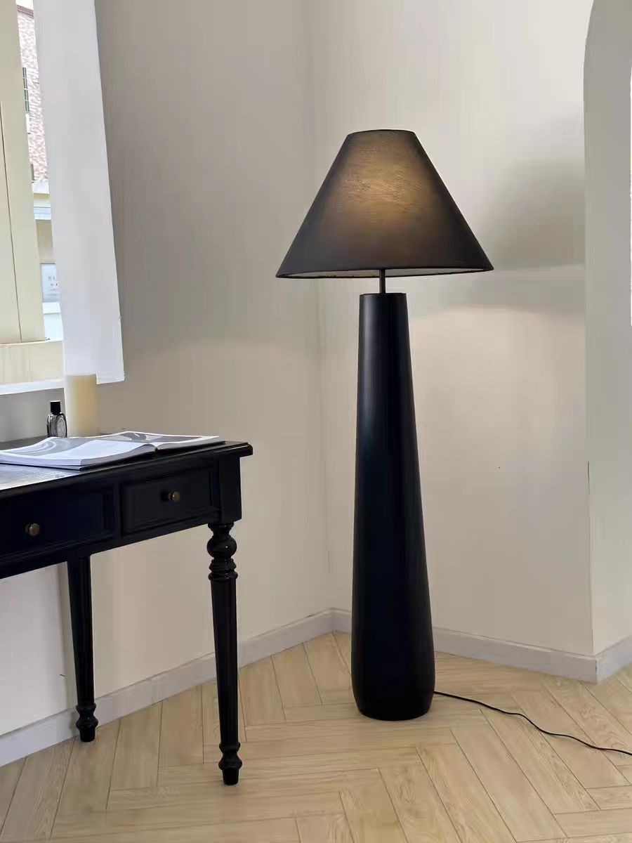 Elegante moderne Stehleuchte mit stylischem Schirm