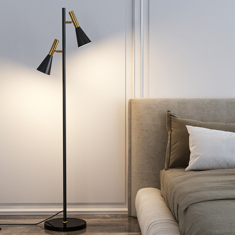 Verstellbare Stehlampe mit doppelten Schirmen