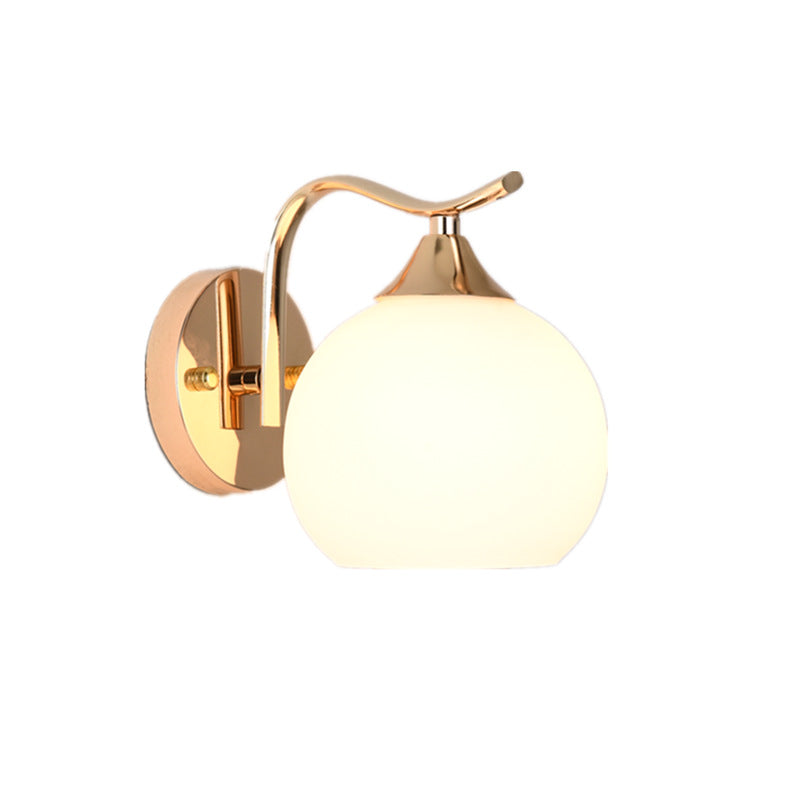 Elegante Globus Wandleuchte mit goldfarbener Oberfläche