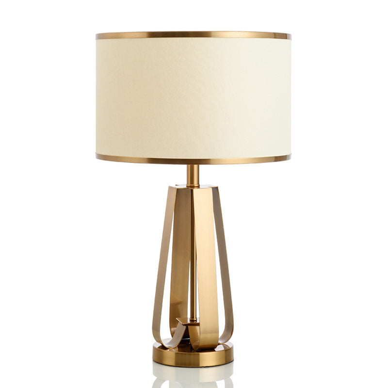 Elegante moderne Tischlampe mit skulpturalem goldenen Sockel